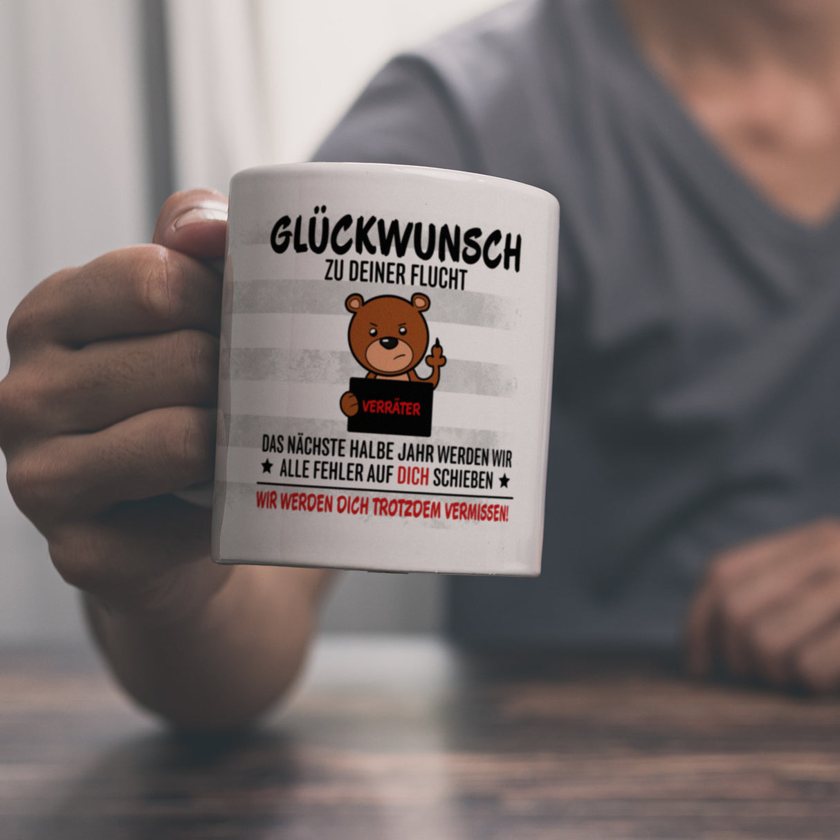 Glückwunsch zur Flucht, Verräter Mittelfinger Kaffeebecher mit Bär