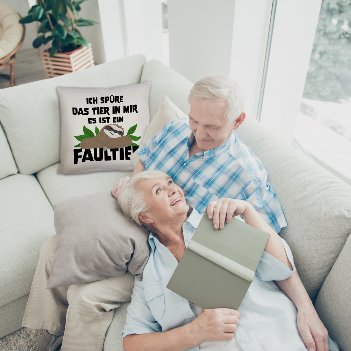 Faulheit Kissen mit Spruch Ich spüre das Tier in mir es ist ein Faultier