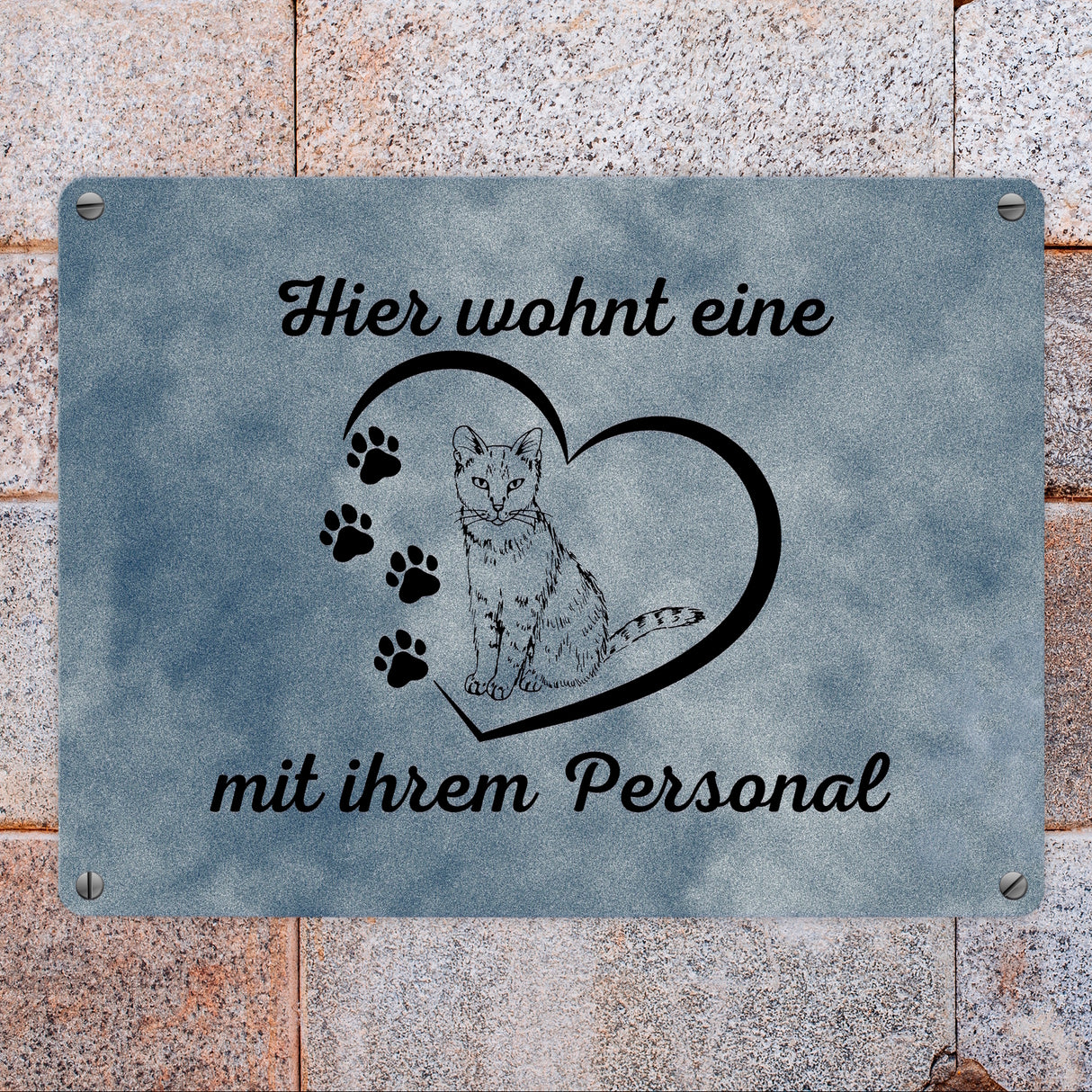 Hier wohnt eine Katze mit ihrem Personal Metallschild in 15x20 cm