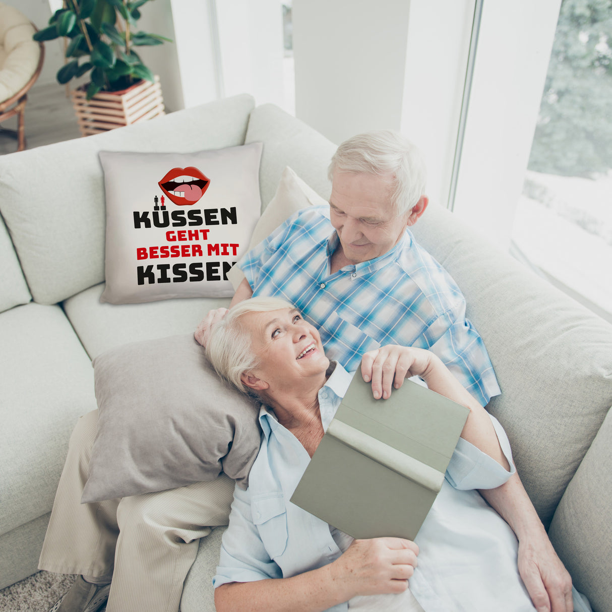 Romantisches Kissen mit Spruch Küssen geht besser mit Kissen