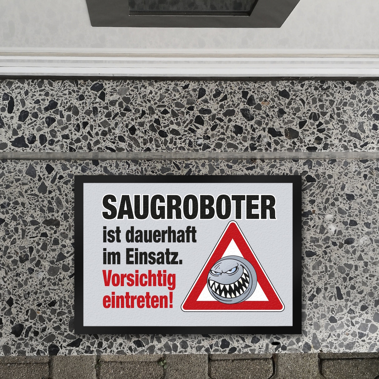 Saugroboter im Einsatz Fußmatte mit Spruch Vorsichtig eintreten!
