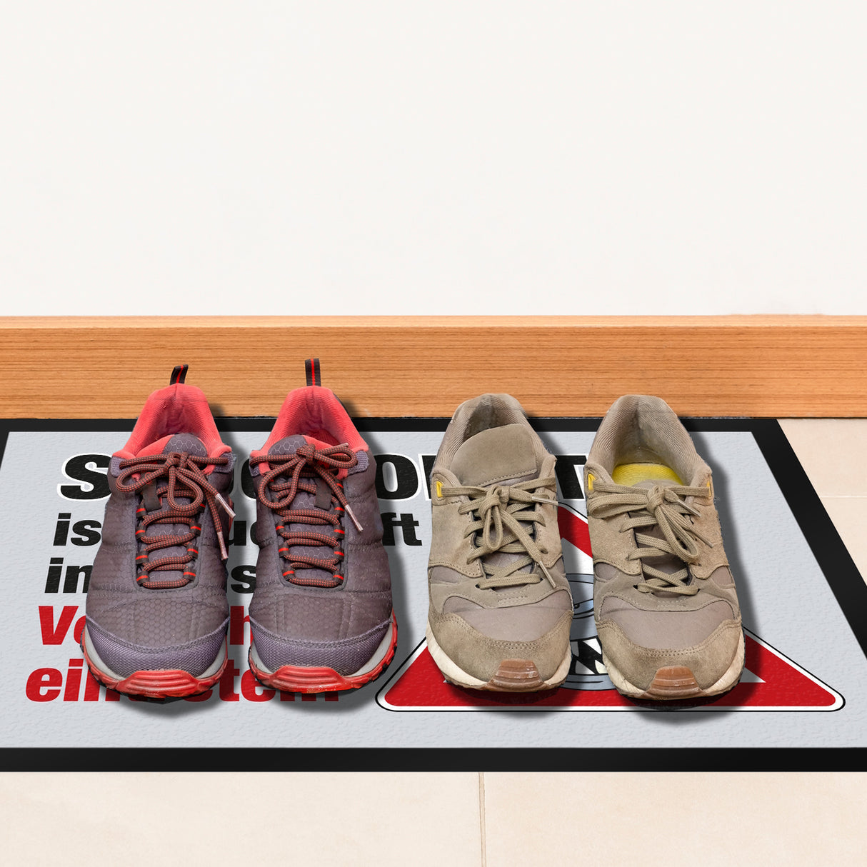 Saugroboter im Einsatz Fußmatte mit Spruch Vorsichtig eintreten!