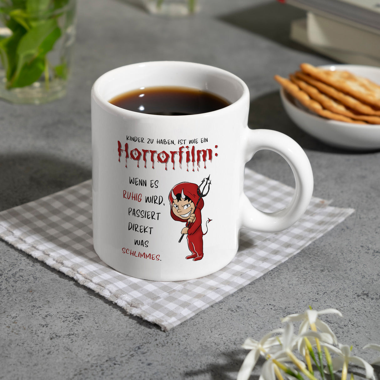 Teufelchen Kaffeebecher mit Spruch Kinder zu haben ist wie ein Horrorfilm