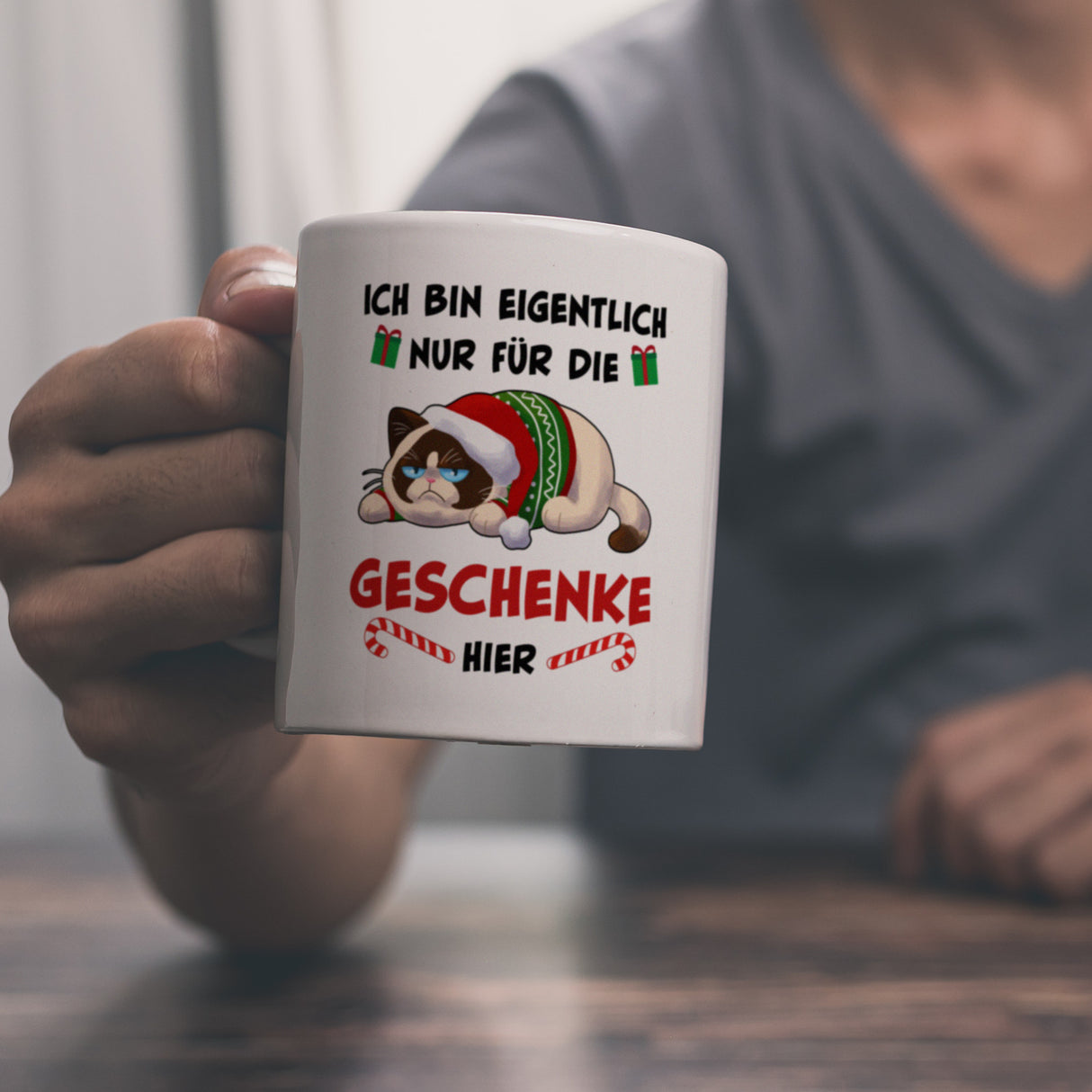 Grimmige Katze Kaffeebecher mit Spruch nur für die Geschenke hier