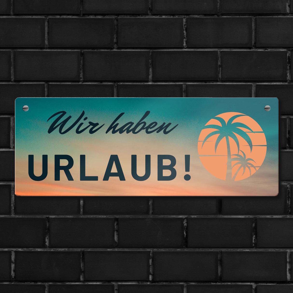 Wir haben Urlaub Metallschild mit Sonnenaufgang und Palmen