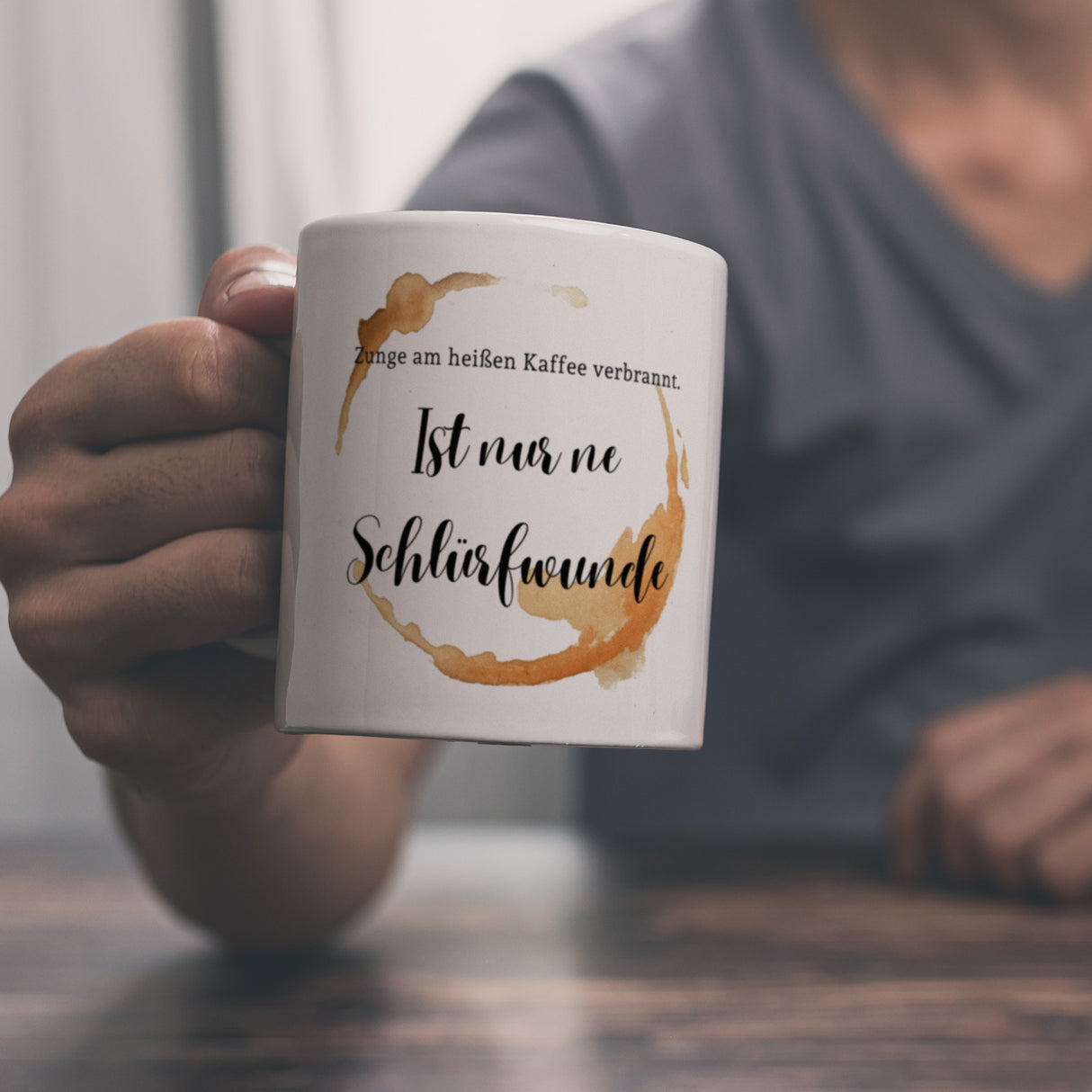 Kaffeefleck Kaffeebecher mit Spruch Zunge am heißen Kaffee verbrannt