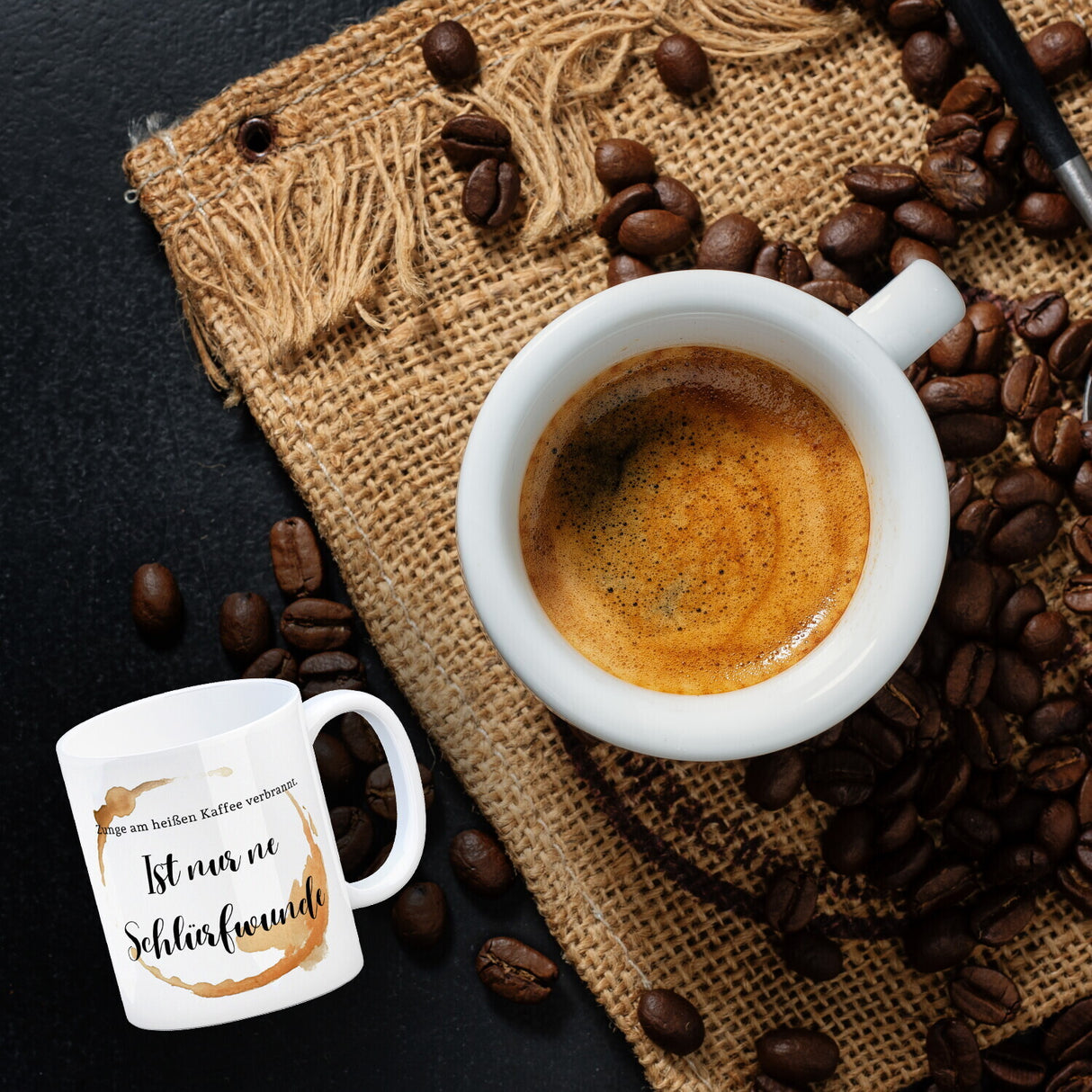 Kaffeefleck Kaffeebecher mit Spruch Zunge am heißen Kaffee verbrannt