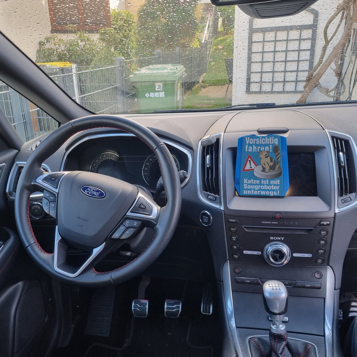 Vorsichtig fahren - Katze auf Saugroboter Parkscheibe