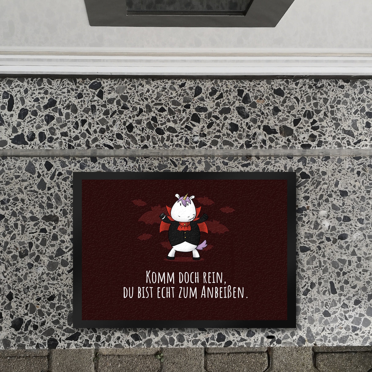 Einhorn-Vampir Fußmatte in 35x50 cm mit Spruch Du bist echt zum Anbeißen