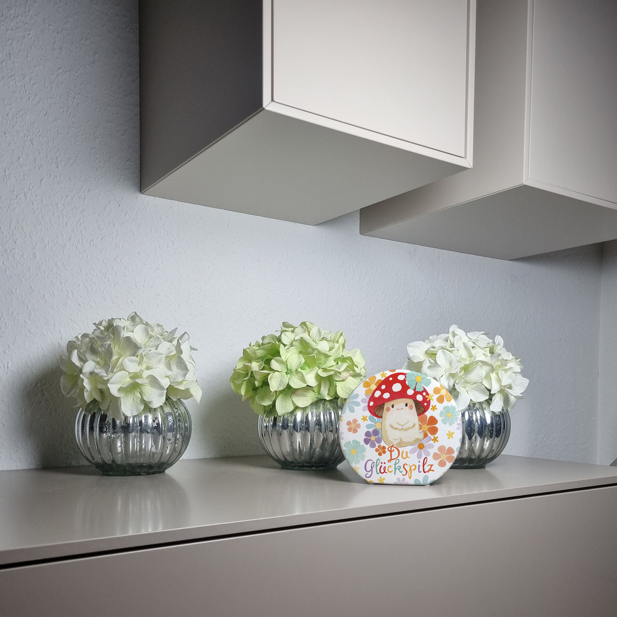 Du Glückspilz Spardose mit Blumen Hintergrund