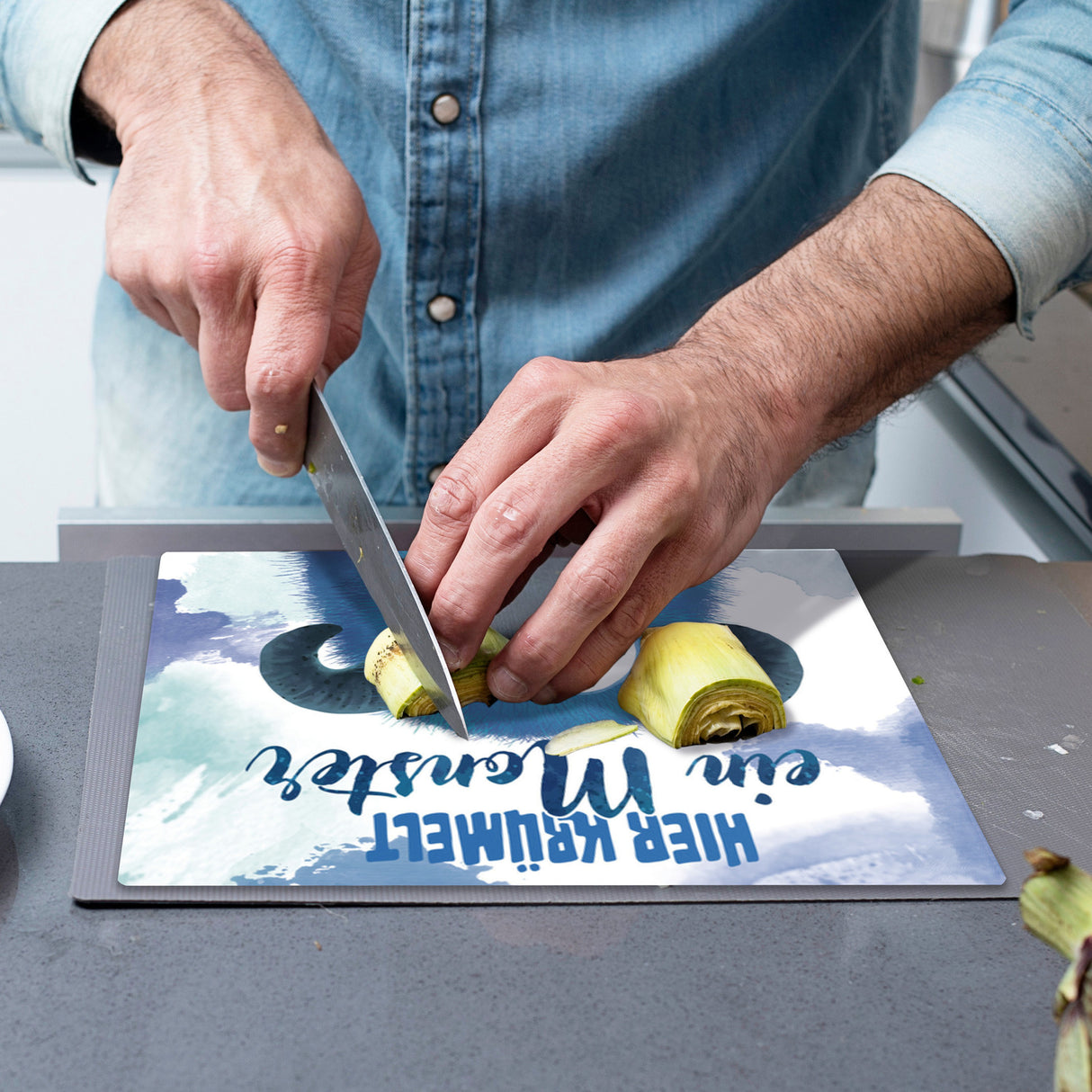 Süßes Monster in blau Schneidebrett aus Glas mit Spruch Hier krümelt ein Monster