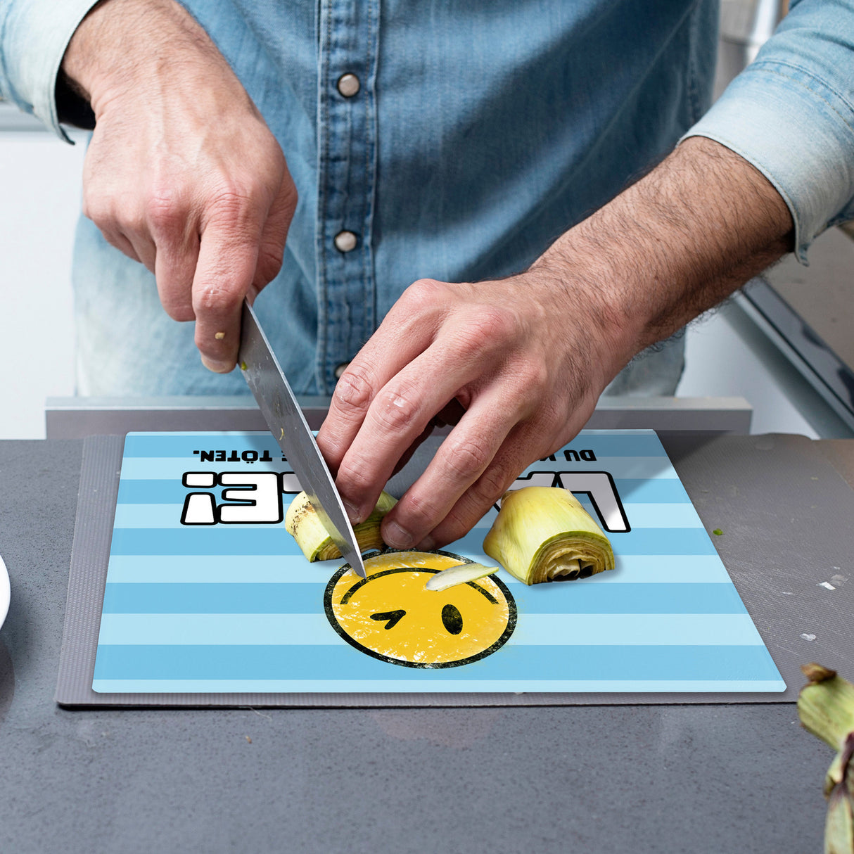 Emoticon Schneidebrett aus Glas mit Spruch Lächle Du kannst sie nicht alle töten