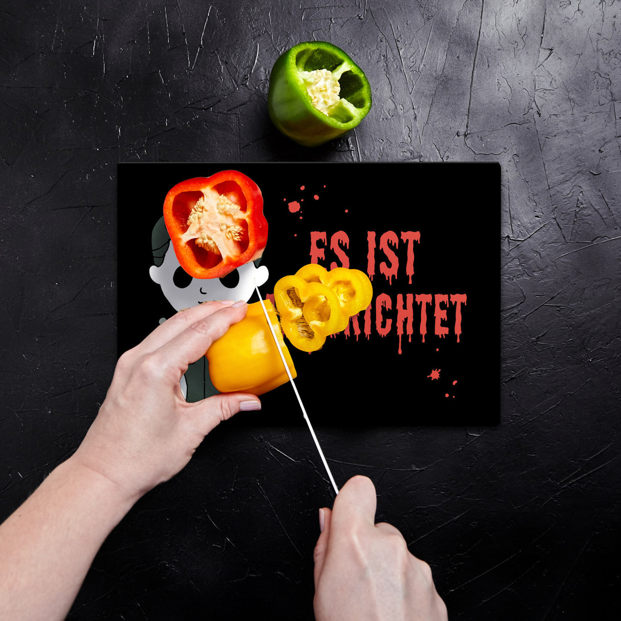 Serienkiller mit Messer Schneidebrett aus Glas mit Spruch Es ist angerichtet