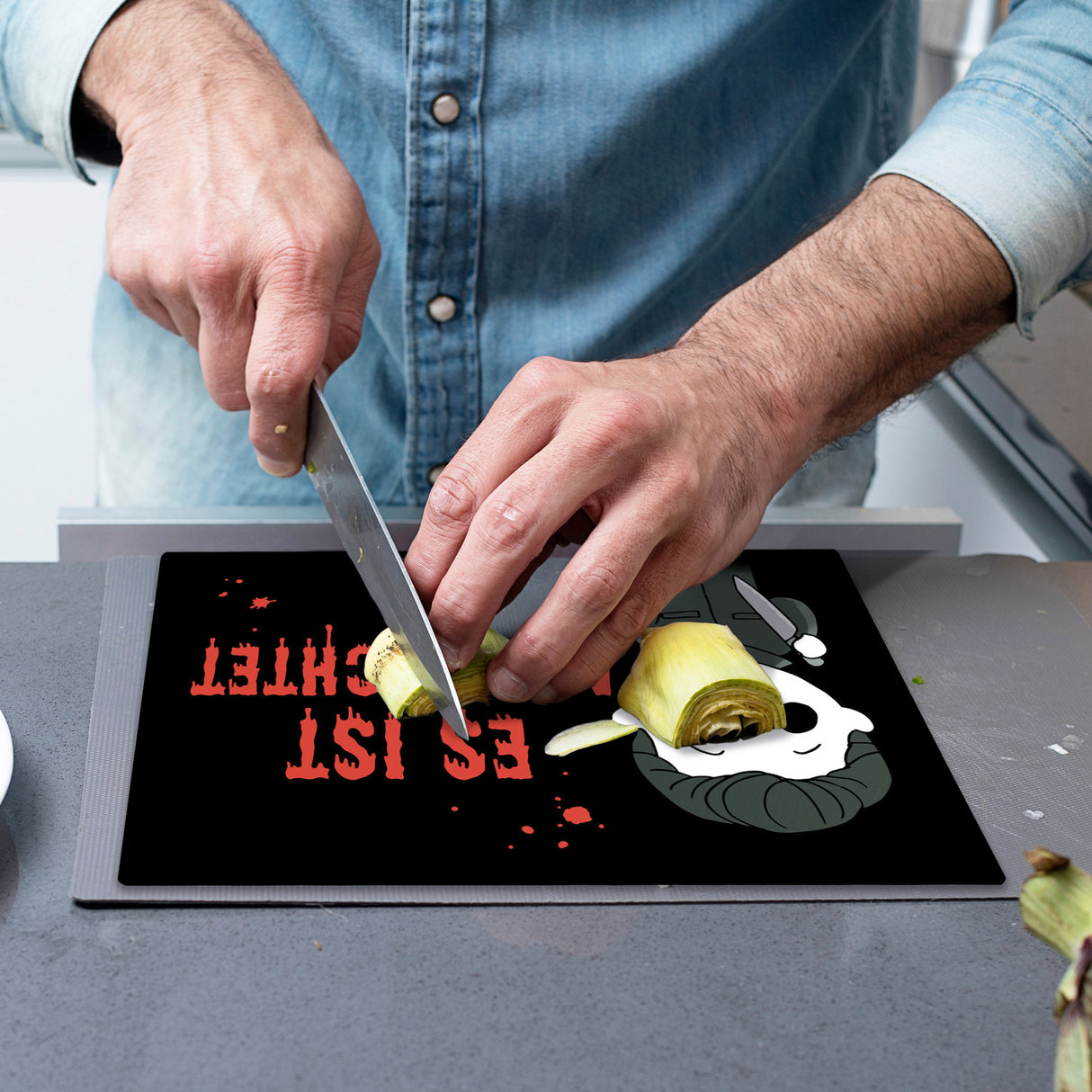 Serienkiller mit Messer Schneidebrett aus Glas mit Spruch Es ist angerichtet