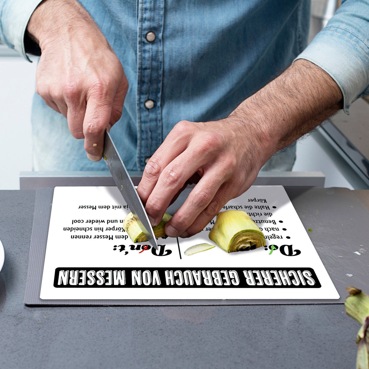 Messergebrauch Schneidebrett aus Glas mit Do's und Don'ts beim Benutzen von Messern