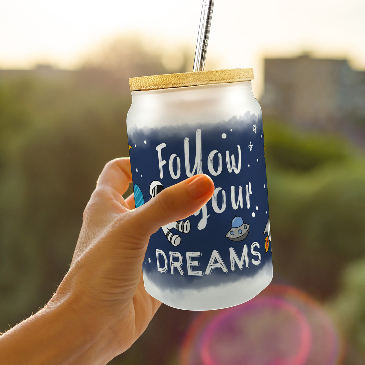 Kleiner Astronaut im Weltraum Trinkglas mit Bambusdeckel mit Spruch Follow your dreams