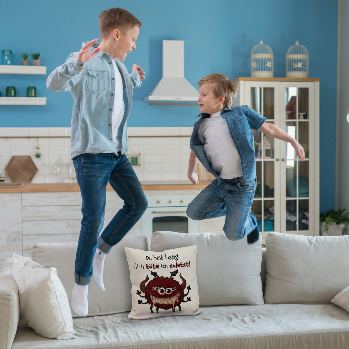 Freches Monster in dunkelrot Kissen mit lustigem Spruch