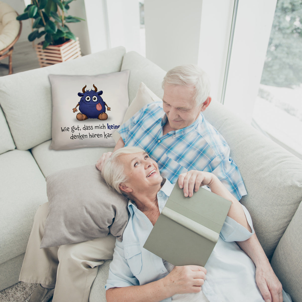 Freches Monster in dunkelblau Kissen mit lustigem Spruch