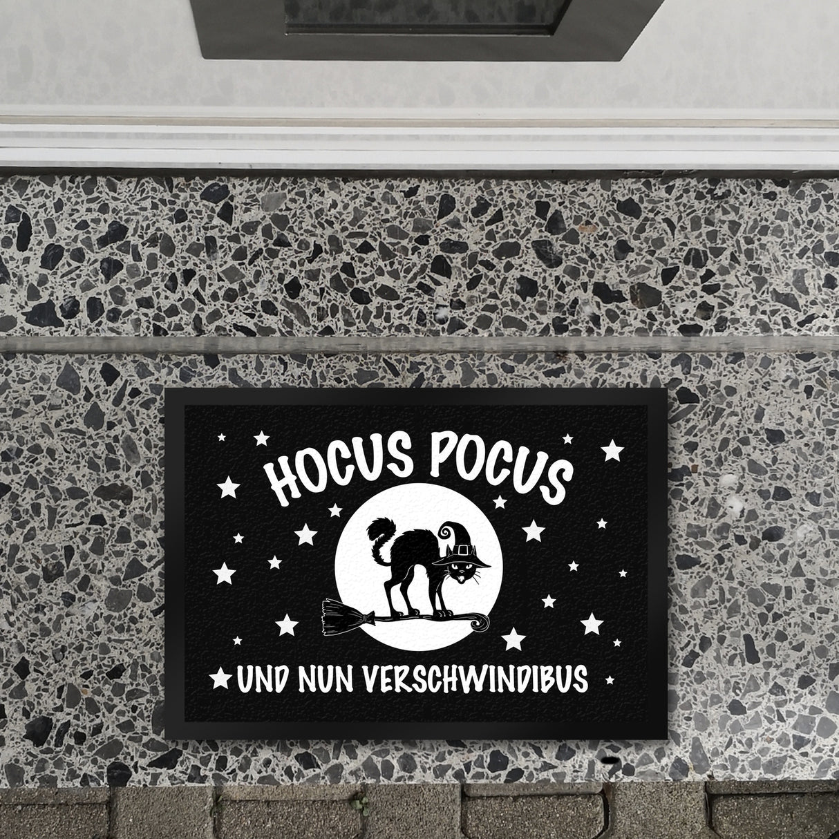Schwarze Katze mit Zauberspruch Fußmatte - Hocus Pocus Verschwindibus