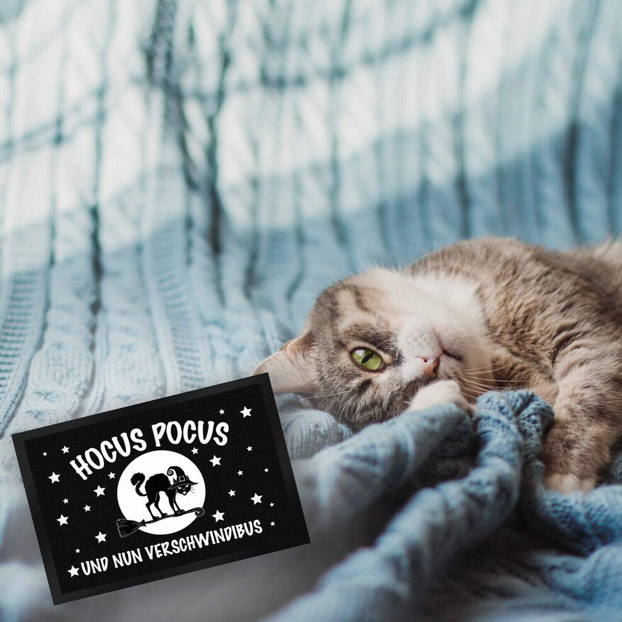 Schwarze Katze mit Zauberspruch Fußmatte - Hocus Pocus Verschwindibus