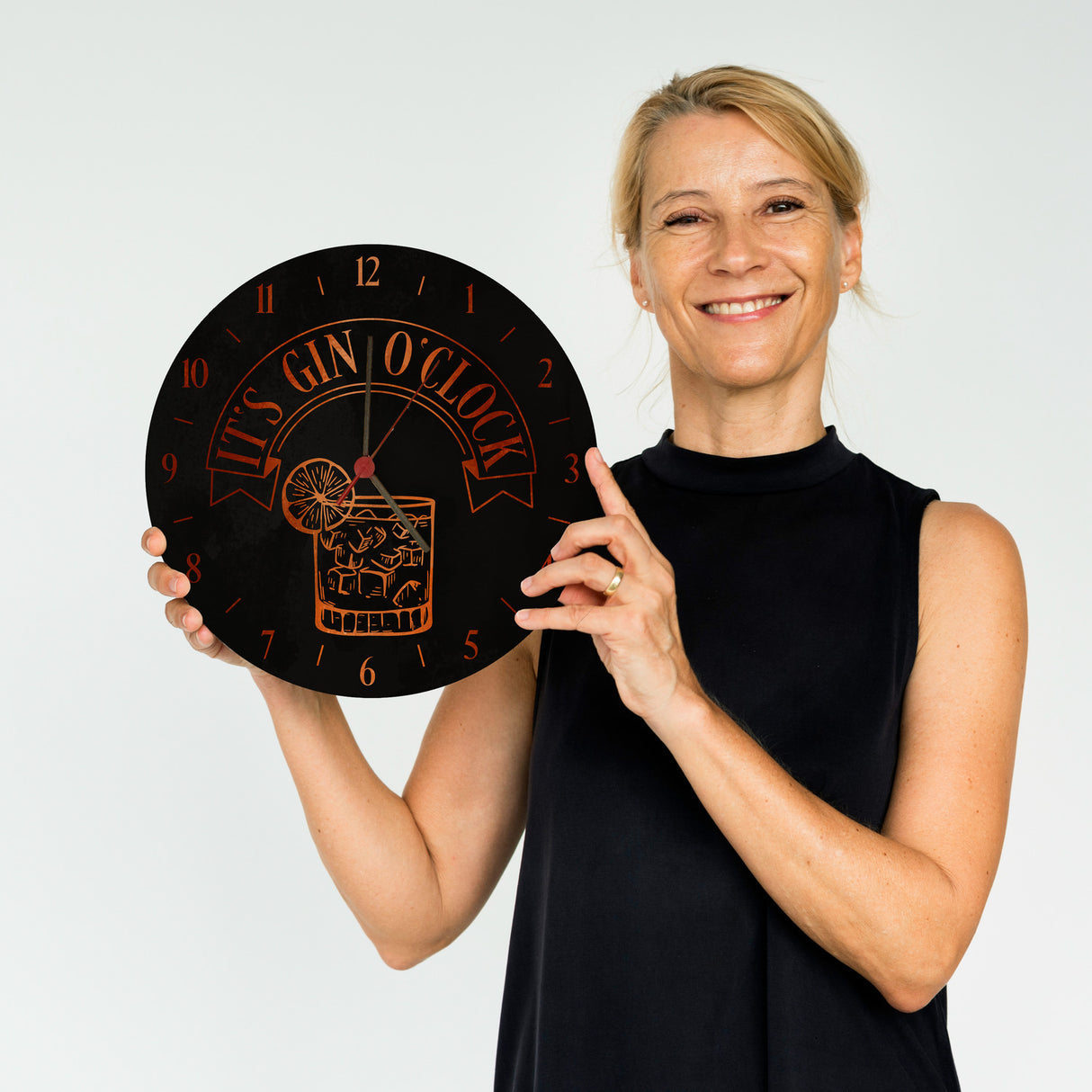It's Gin O'Clock Wanduhr mit roter Schrift