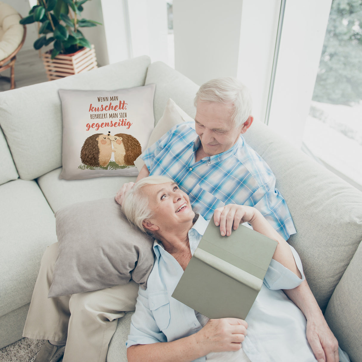 Igel Pärchen Kissen mit Spruch Beim kuscheln repariert man sich gegenseitig