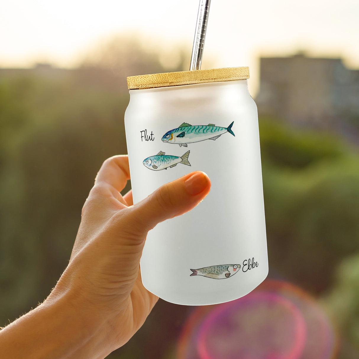 Flut - Ebbe Trinkglas mit Bambusdeckel mit kleinen Fischen