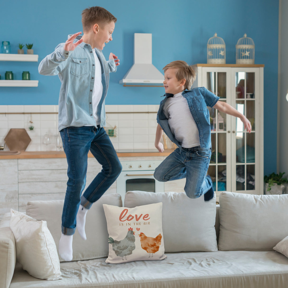 Hühner Kissen mit Spruch Love is in the air