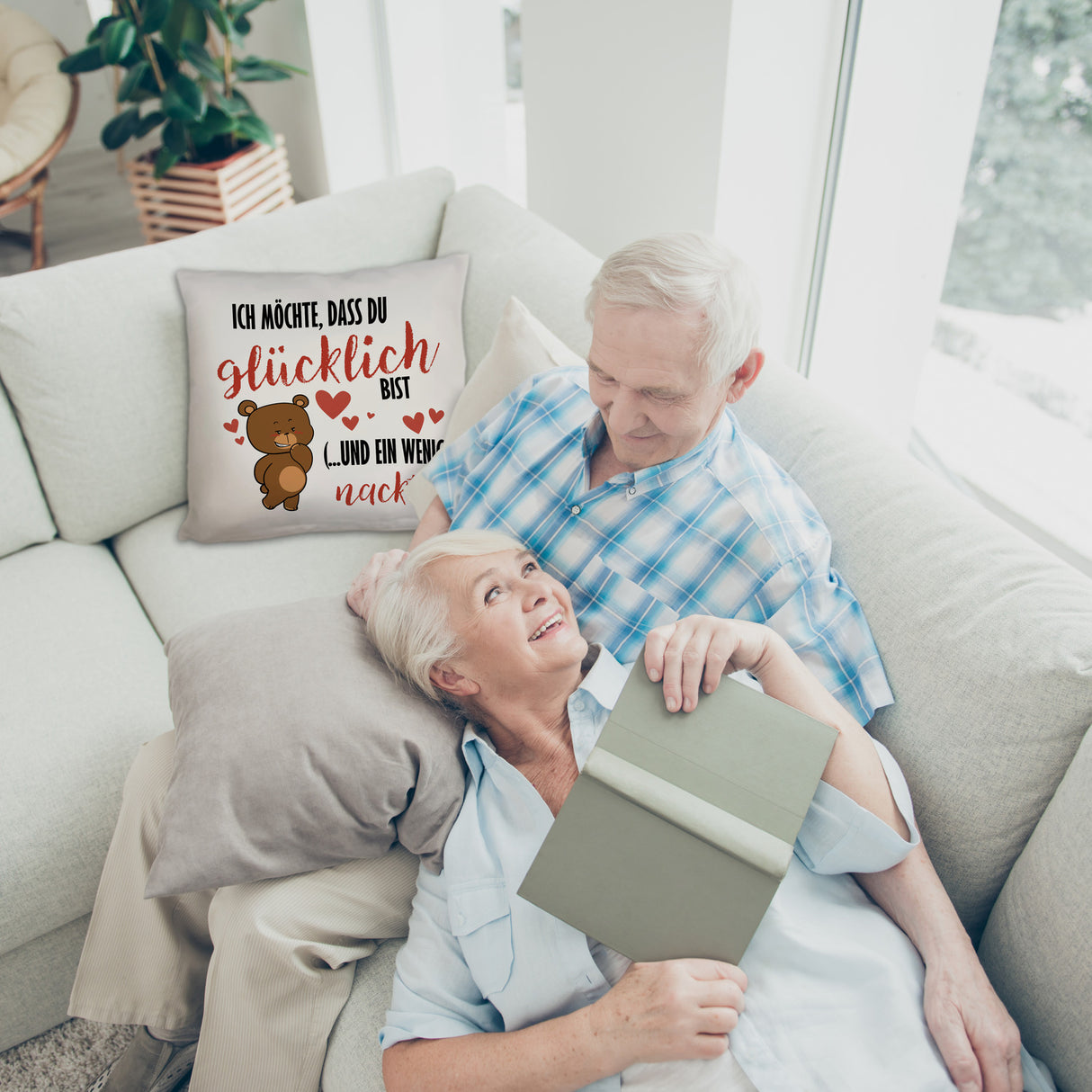 Knuddelbär Kissen mit Spruch Strebe nach Glück und Nacktheit