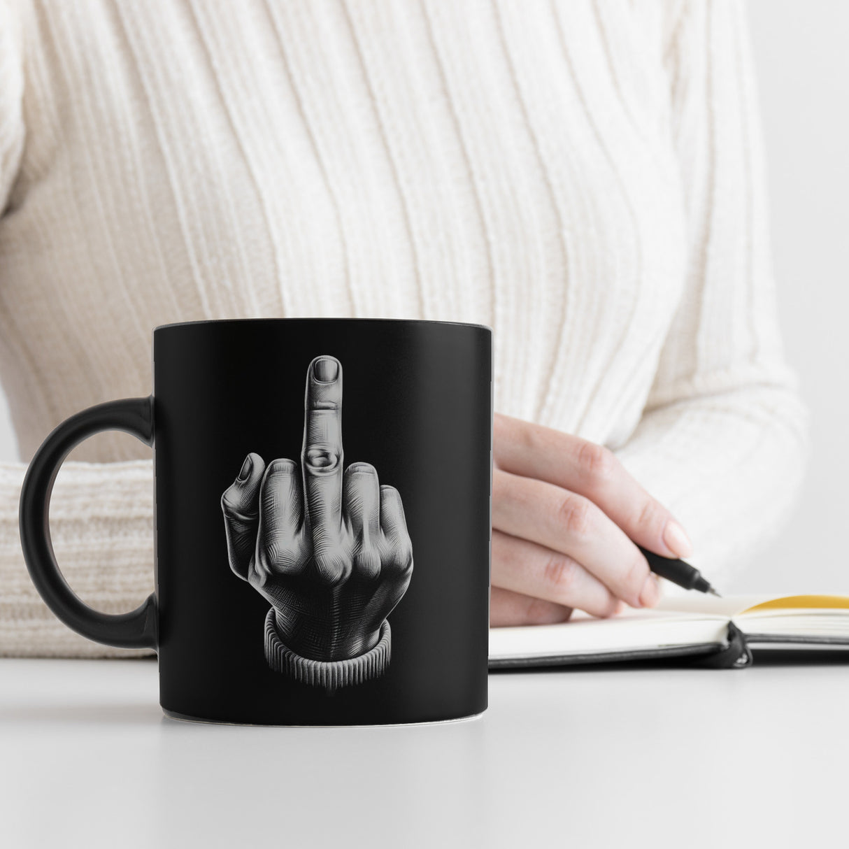Stinkefinger Tasse schwarz in Schwarz