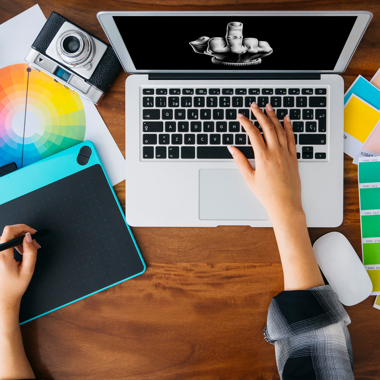 Stinkefinger Tasse schwarz in Schwarz