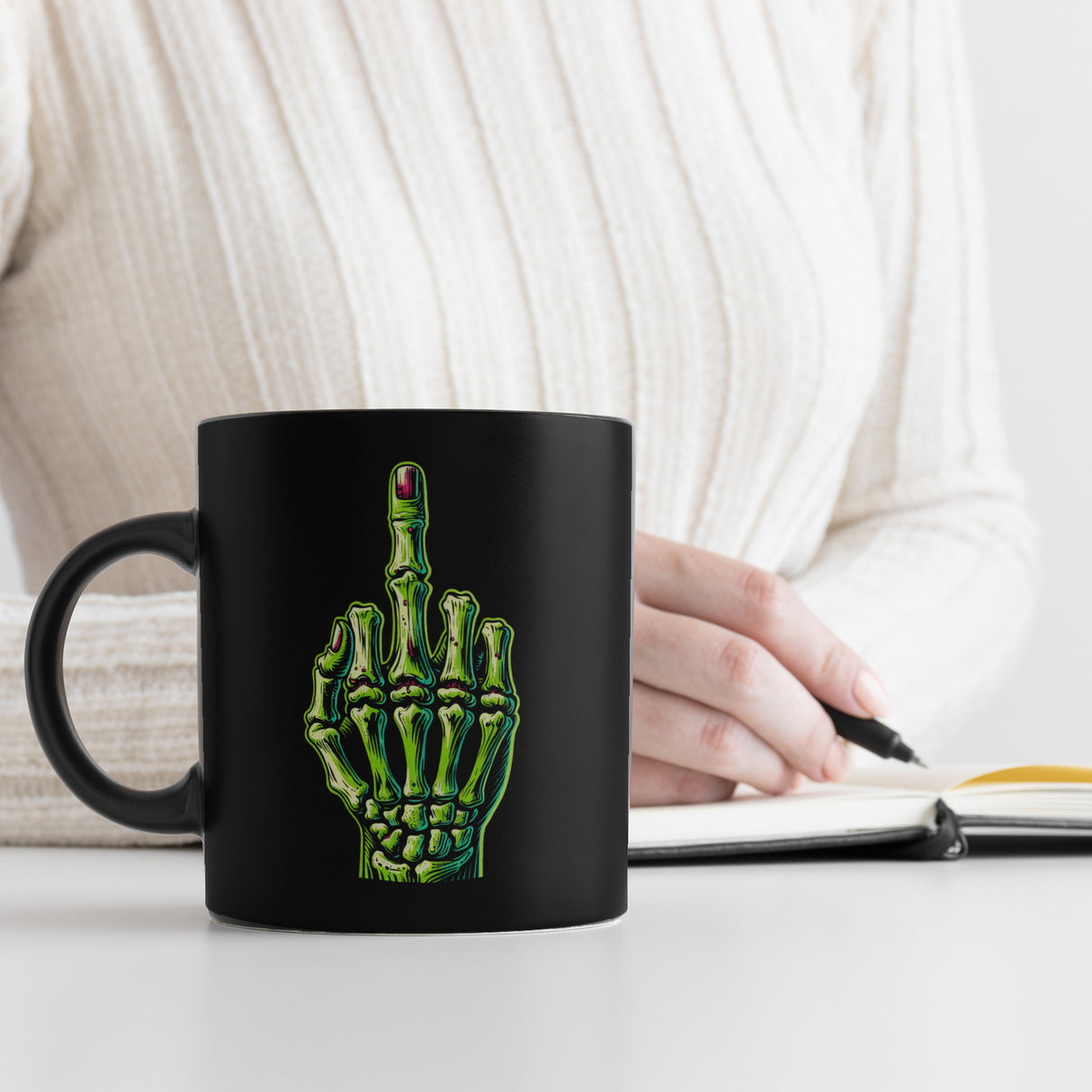 Zombieskeletthand Mittelfinger Tasse schwarz in Schwarz