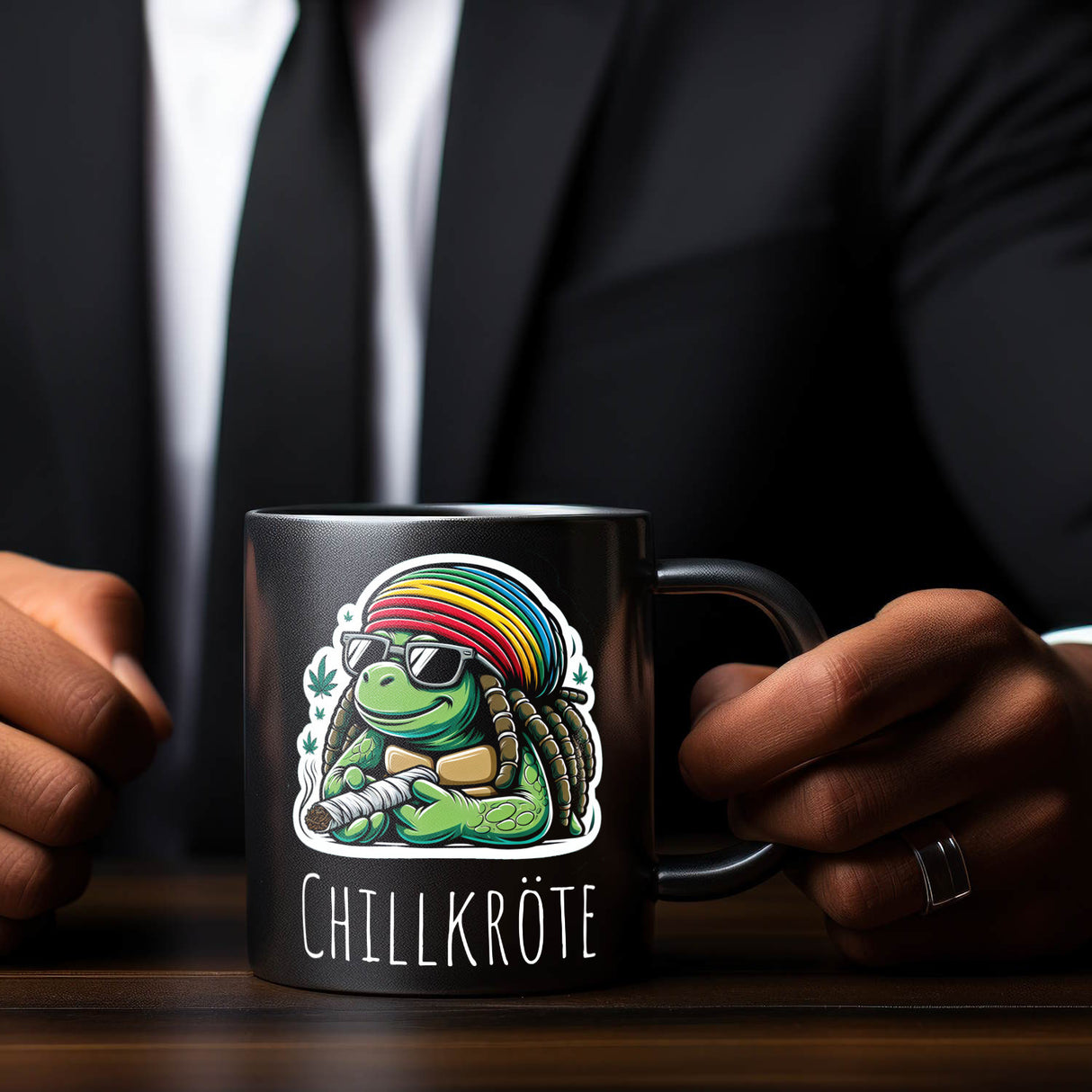 Schildkröte Rastafari Tasse schwarz in Schwarz mit Spruch Chillkröte