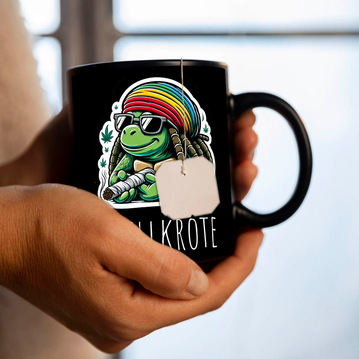 Schildkröte Rastafari Tasse schwarz in Schwarz mit Spruch Chillkröte