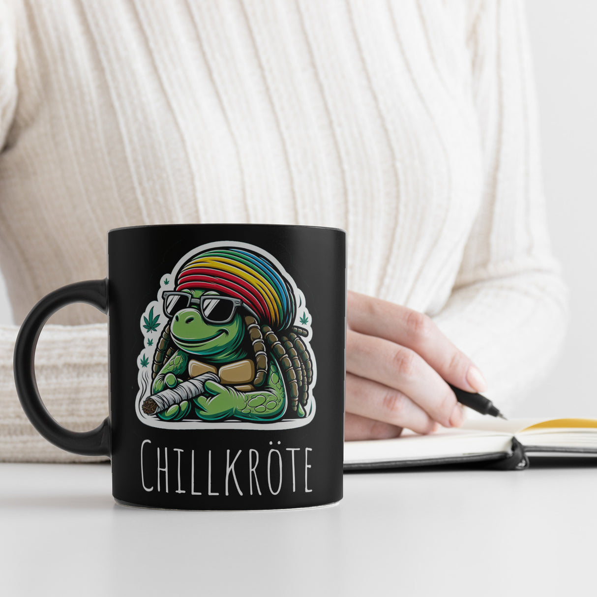Schildkröte Rastafari Tasse schwarz in Schwarz mit Spruch Chillkröte