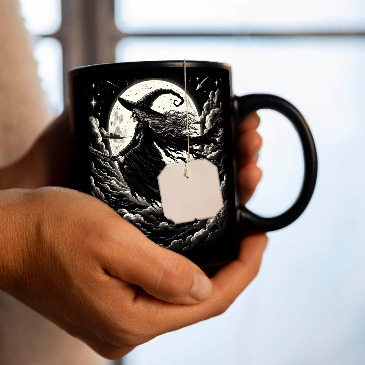 Hexe vor dem Vollmond Tasse schwarz in Schwarz