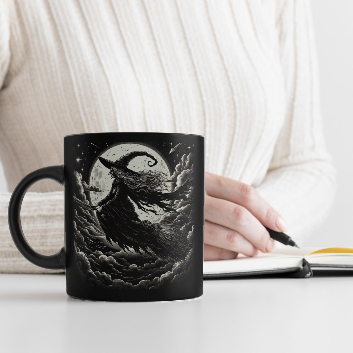 Hexe vor dem Vollmond Tasse schwarz in Schwarz