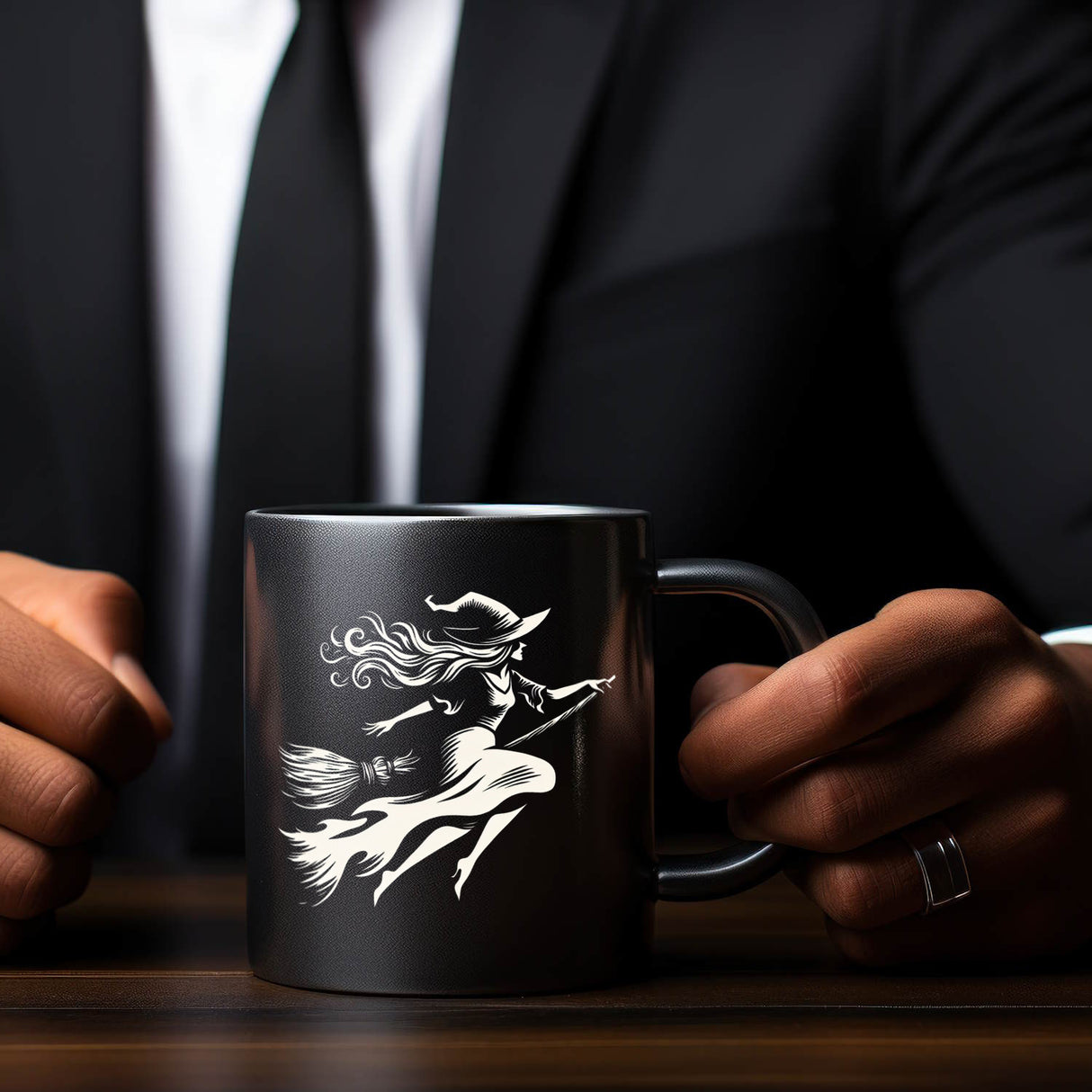 Junge Hexe auf einem Besen Tasse schwarz in Schwarz