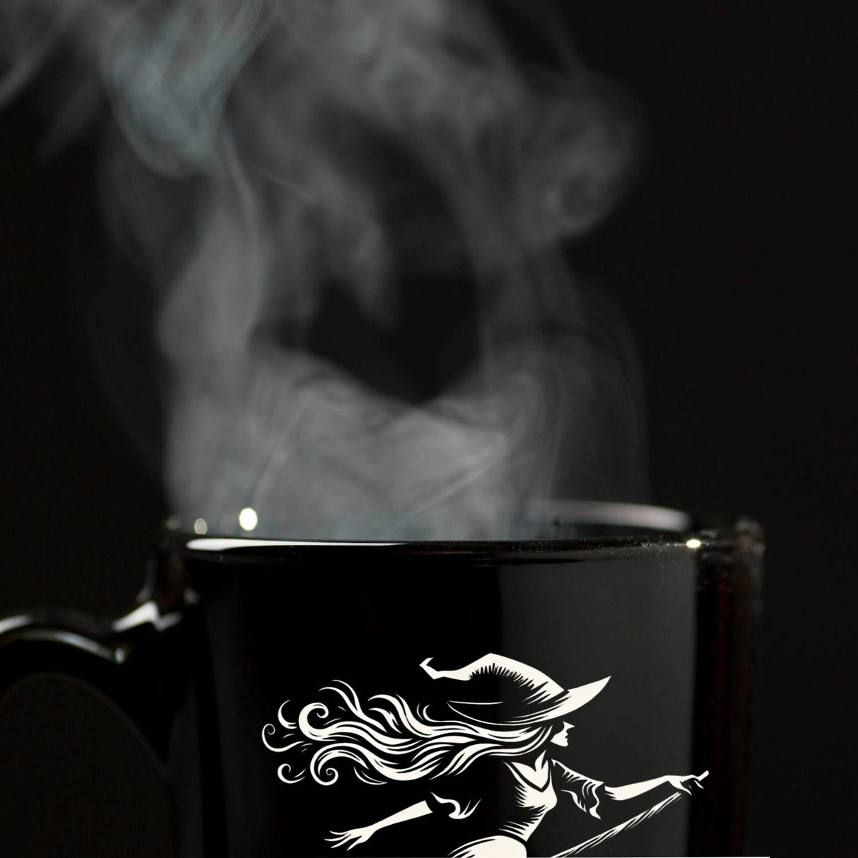 Junge Hexe auf einem Besen Tasse schwarz in Schwarz