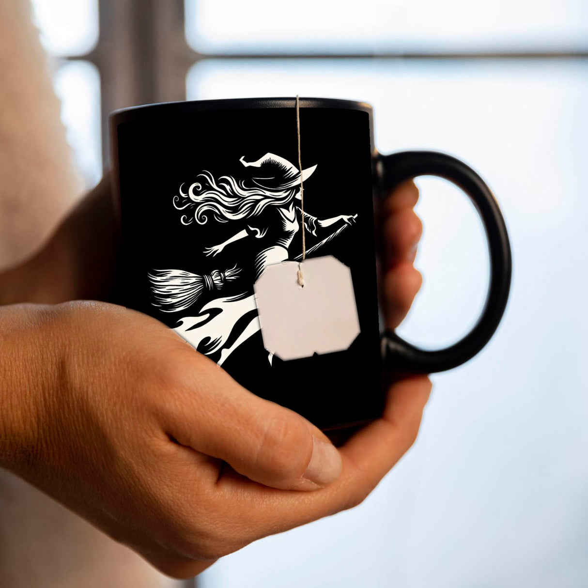 Junge Hexe auf einem Besen Tasse schwarz in Schwarz