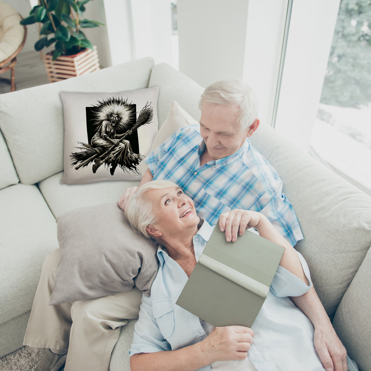 Böse Hexe auf einem Besen Kissen