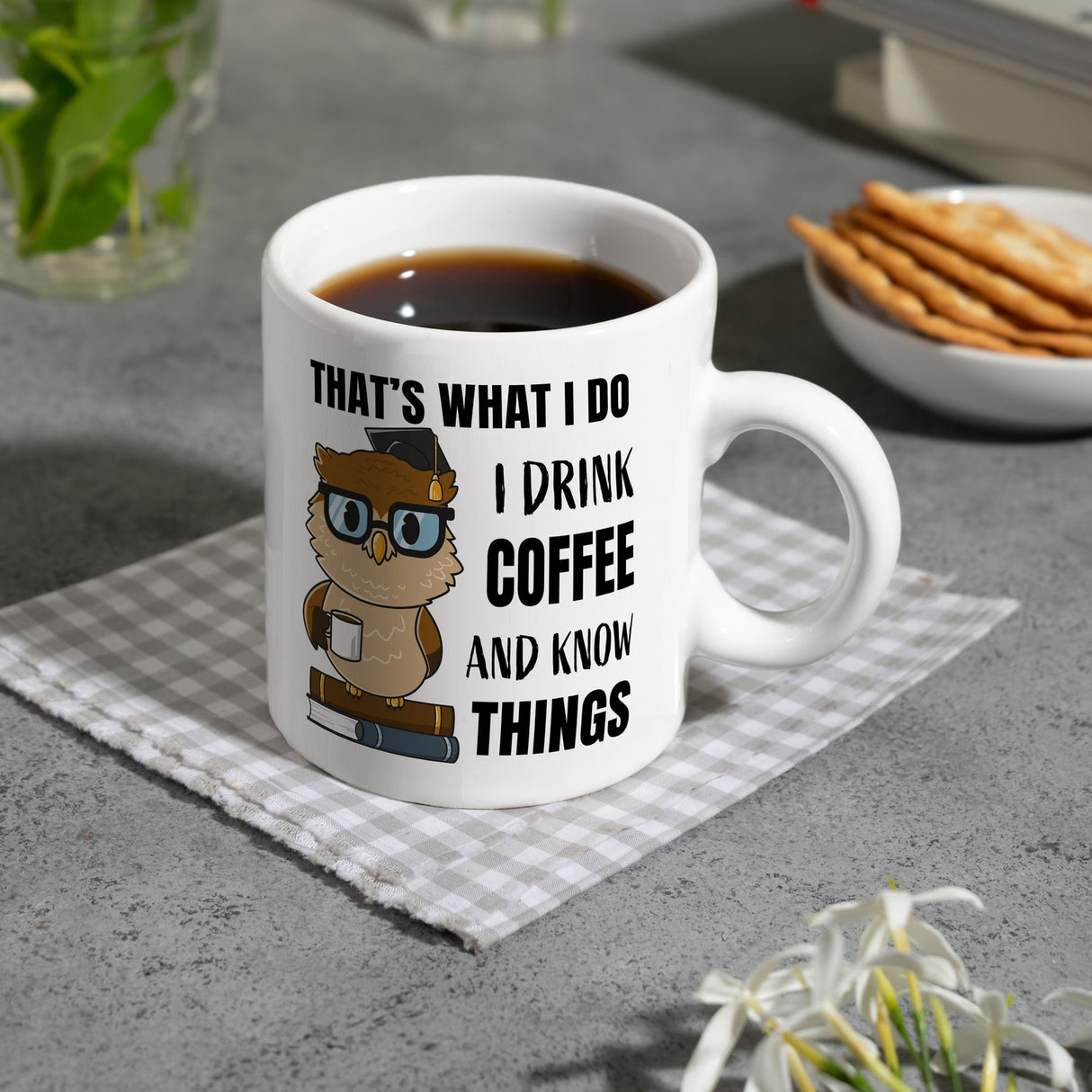 Eule Kaffeebecher mit Spruch I drink coffee and know things