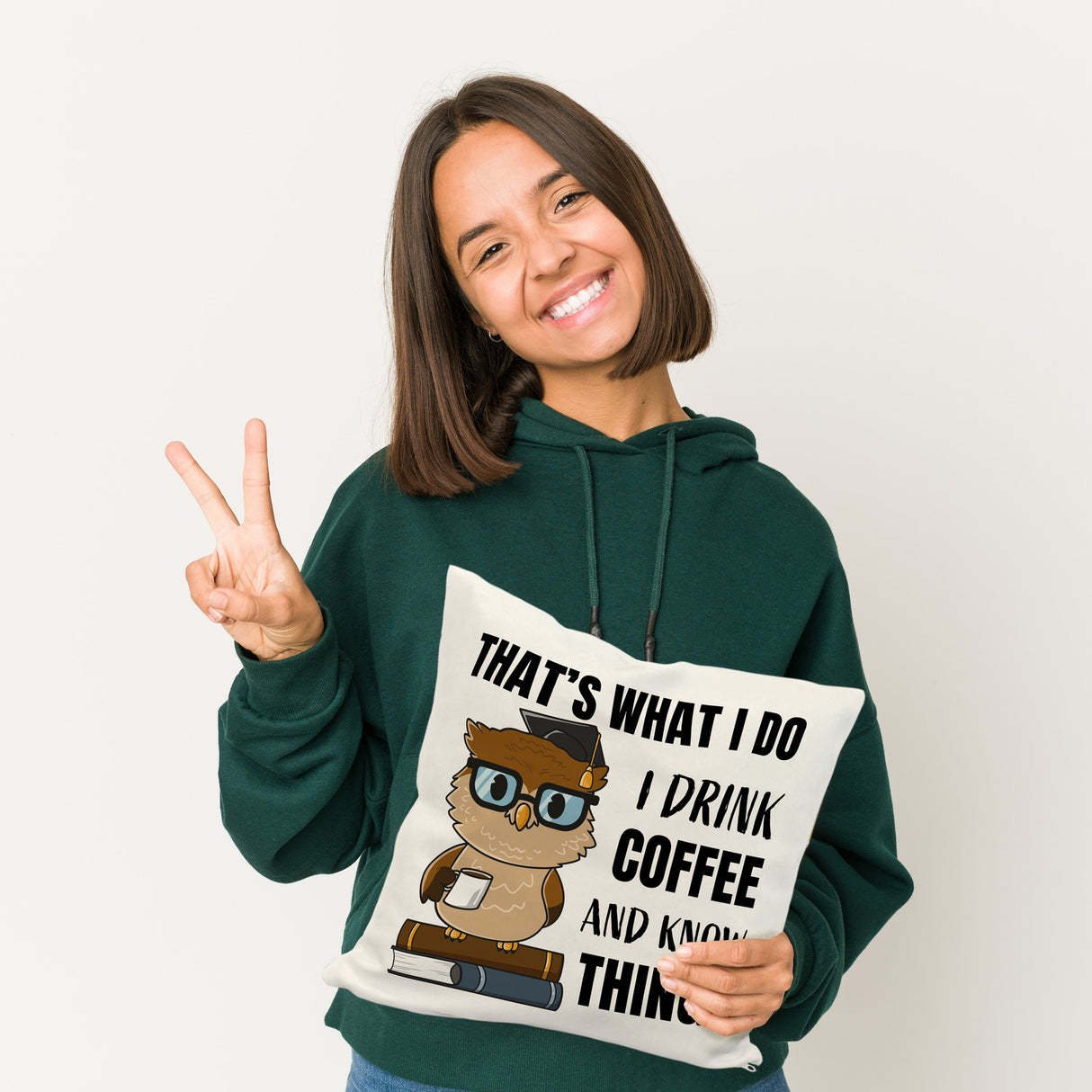 Eule Kissen mit Spruch I drink coffee and know things