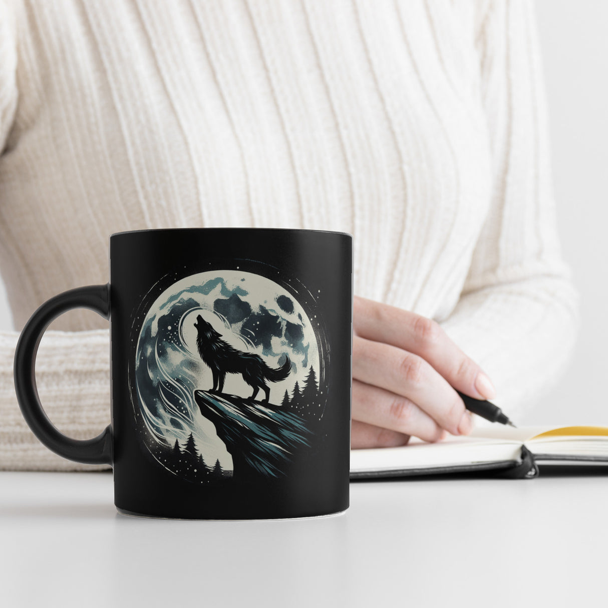 Wolf im Vollmond Tasse schwarz in Schwarz