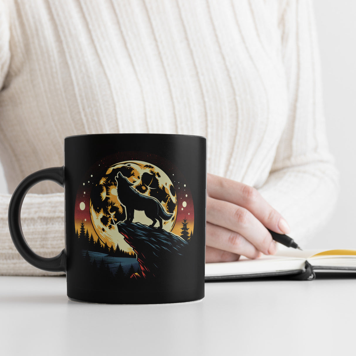 Heulender Wolf in der Nacht Tasse schwarz in Schwarz