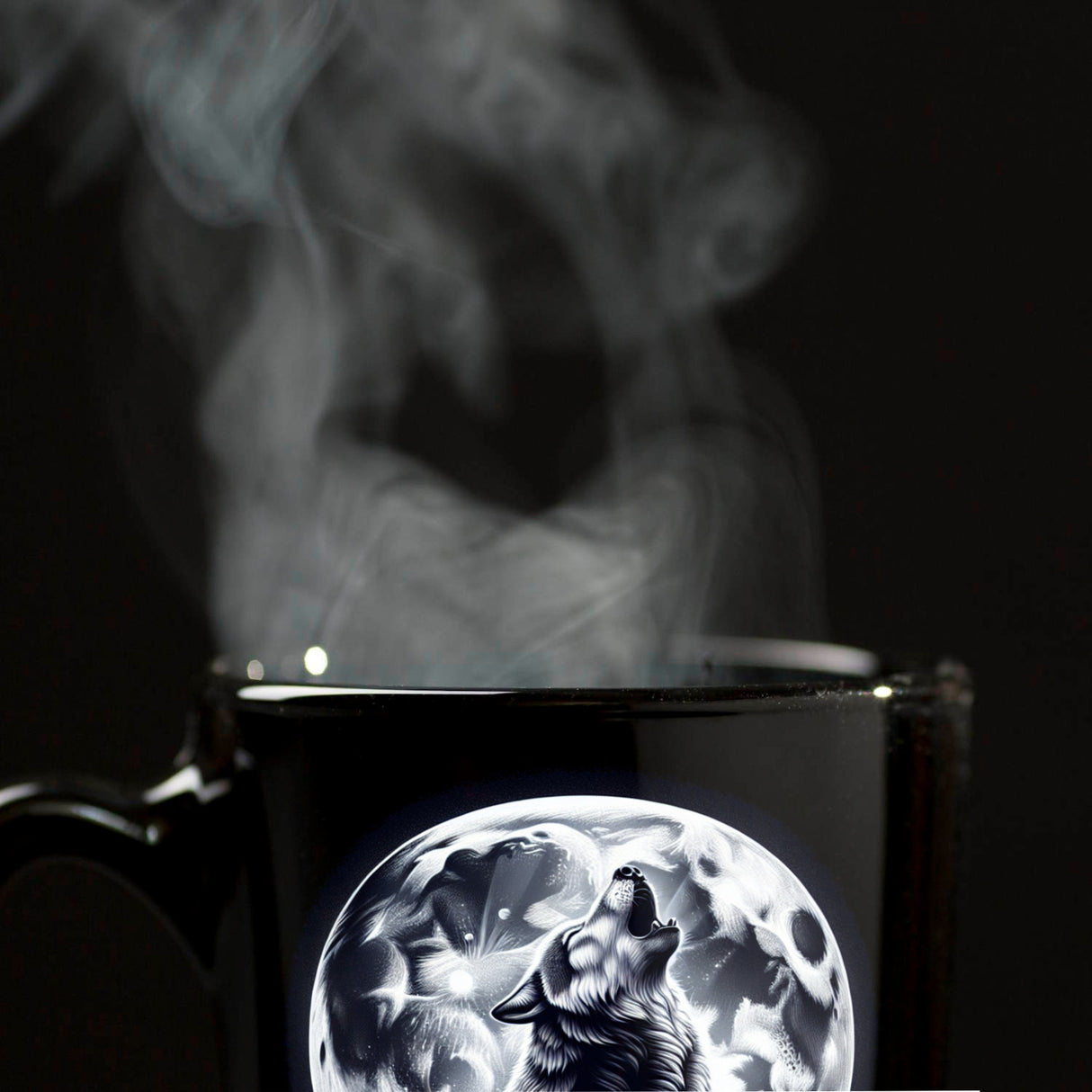 Sitzender Wolf im Mondschein Tasse in Schwarz