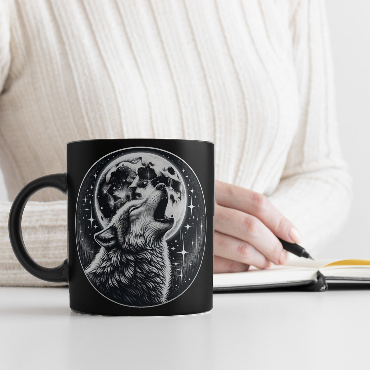 Heulender Wolf Tasse in Schwarz