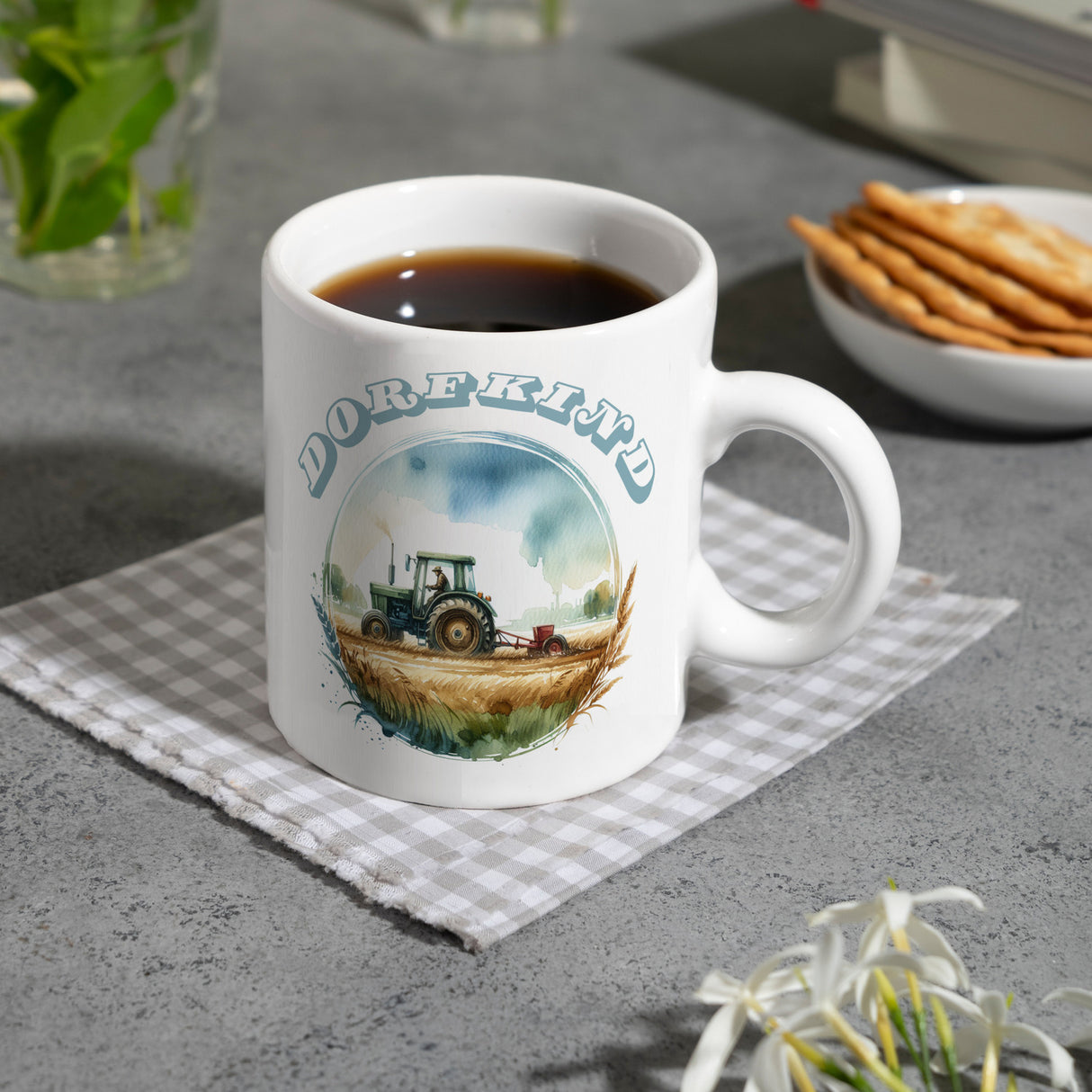 Traktor mit Pflug auf dem Feld Dorfkind Kaffeebecher
