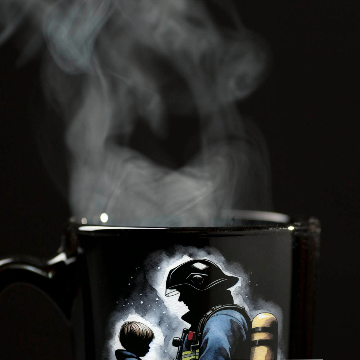 Feuerwehrmann hält die Hand seines Kindes Tasse in Schwarz