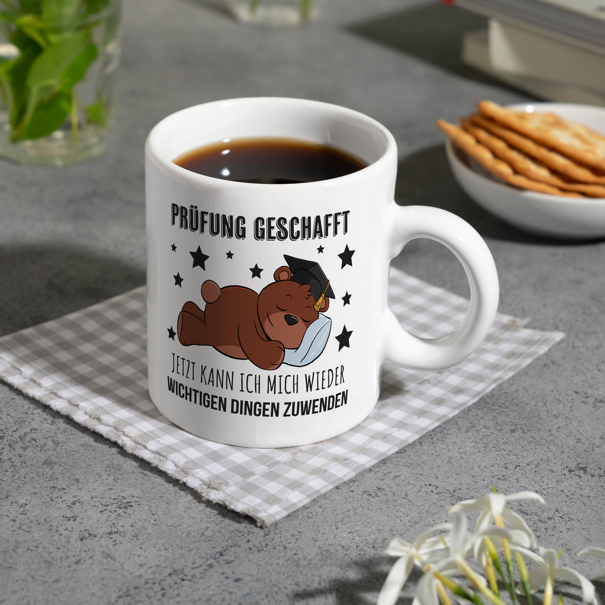Schlafender Bär mit Doktorhut Kaffeebecher mit Spruch Prüfung bestanden
